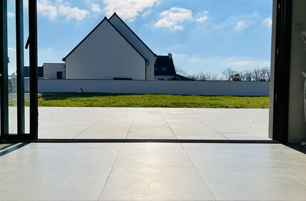 Terrasse en carrelage à Plescop