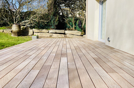 Terrasse en bois exotique à Meucon