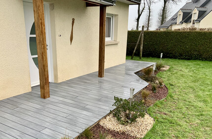 Terrasse en bois composite à Crédin